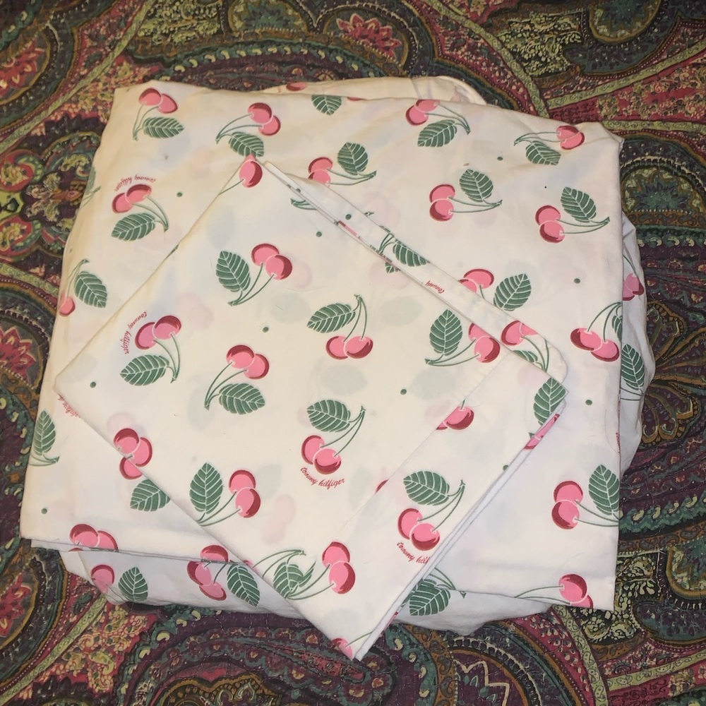 SOLD. Tommy Hilfiger twin sheet - 3 pc CHERRIES 🍒